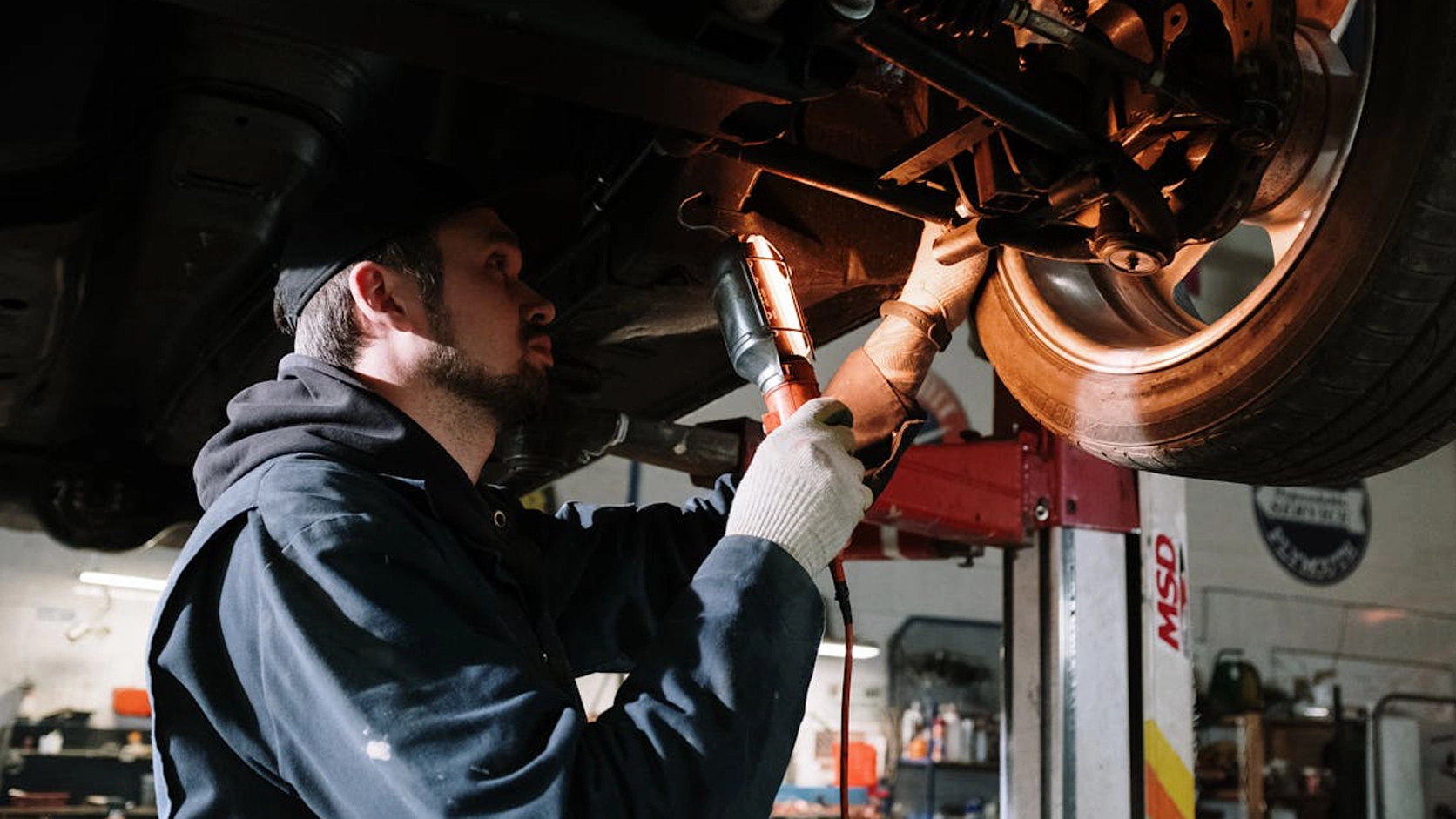 Mecânico realizando manutenção